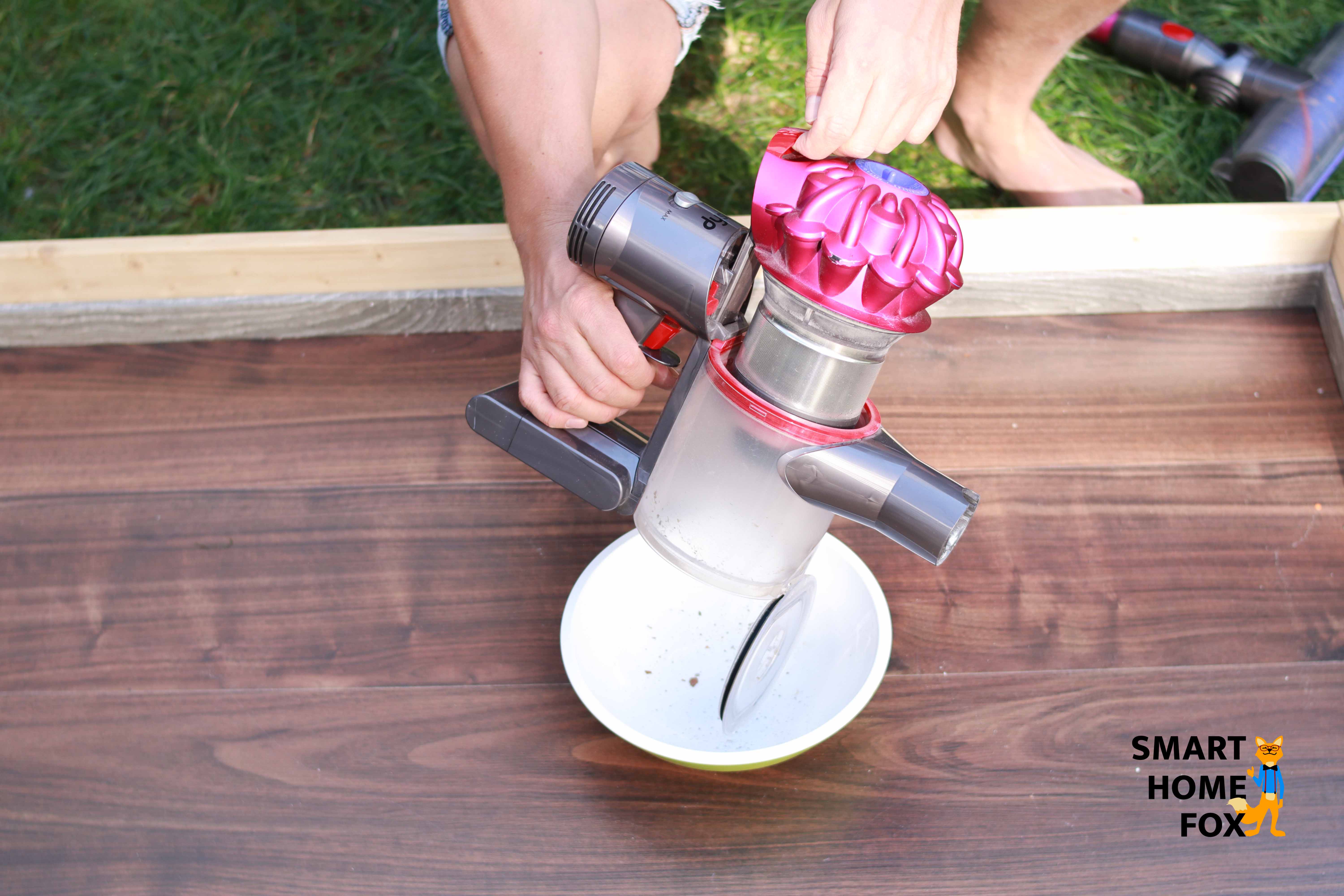 Emptying the dirt container